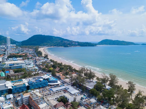 Veduta aerea della spiaggia di Patong, isola di Phuket e mare in estate, un — Foto Stock