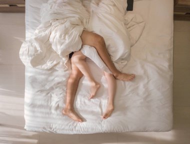 Romantik çiftin uyuduğu en iyi manzara. bacaklarının çıplak ayaklar ly