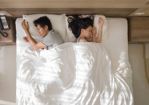 Vedere de sus a trist cuplu asiatic dormind împreună, gândindu-se la r — Fotografie, imagine de stoc