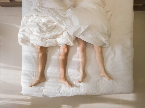 Vista dall'alto di coppia romantica dormire. piedi nudi delle loro gambe ly — Foto Stock
