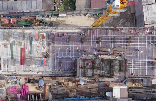 Vista aérea dos trabalhadores ocupados do estaleiro de construção industrial com cr — Fotografia de Stock