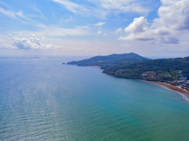 Yaz aylarında Patong plajı, Phuket adası ve deniz havadan görünümü, bir