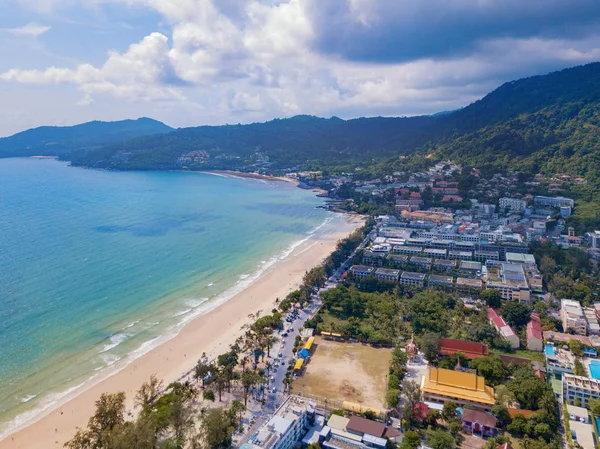 Veduta aerea della spiaggia di Patong, isola di Phuket e mare in estate, un — Foto Stock