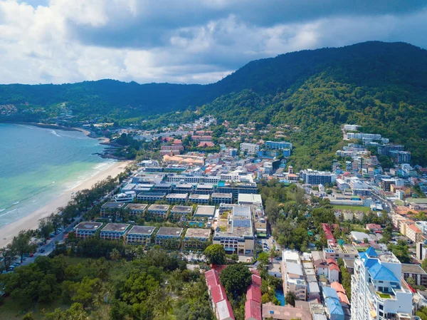Luftaufnahme von Patong Strand, Phuket Insel und Meer im Sommer, ein — Stockfoto
