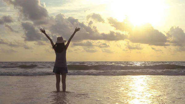 Happy Asian woman relaxing and enjoying at the beach during trav — Stock Photo, Image