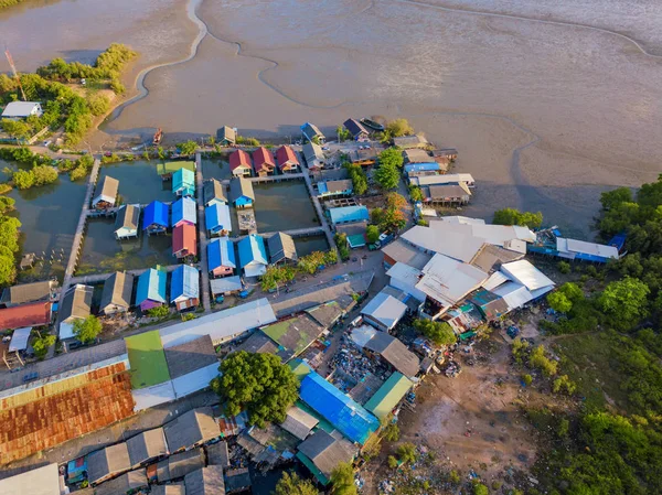 海bの近くのタイの伝統的なアジアの漁村の航空写真 — ストック写真