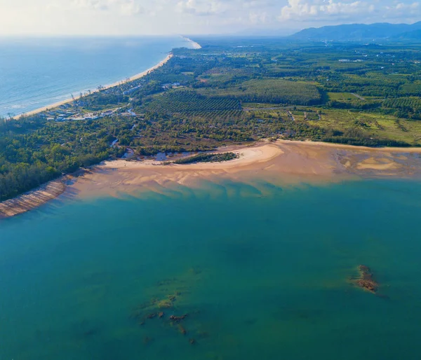 Veduta aerea di alberi forestali naturali con sabbia, spiaggia tropicale e — Foto Stock