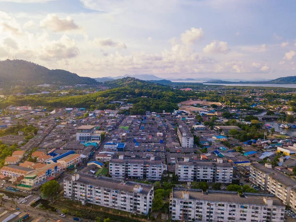 Letecký pohled na obytné domy nedaleko plážového ostrova Phuket a s — Stock fotografie