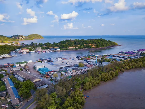 Vista aérea da tradicional aldeia de pescadores asiática tailandesa com barcos — Fotografia de Stock