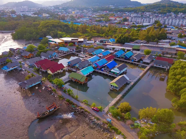 Luchtfoto van het Thaise traditionele Aziatische vissersdorp in de buurt van Sea b — Stockfoto