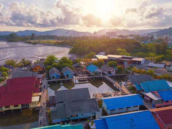 Vista aérea da tradicional aldeia de pescadores asiática tailandesa perto do mar b — Fotografia de Stock