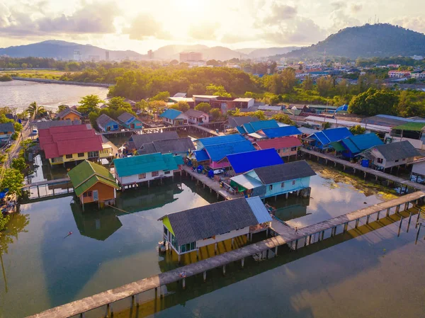 海bの近くのタイの伝統的なアジアの漁村の航空写真 — ストック写真