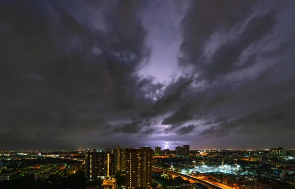 Реалистичная молния в центре Бангкока на ночном фоне — стоковое фото