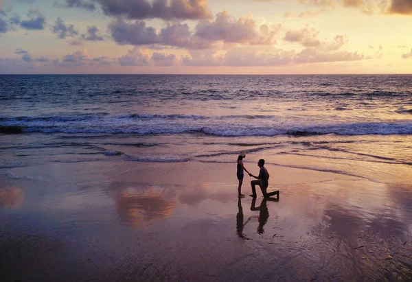 Gelukkig Aziatische paar dating op het strand tijdens reizen huwelijksreis t — Stockfoto