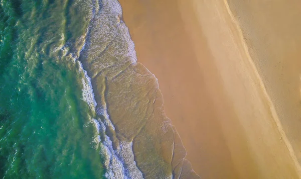 Vista aérea da praia com ondas rolando para a costa com cópia — Fotografia de Stock