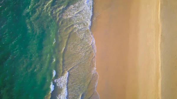 Vista aérea da praia com ondas rolando para a costa com cópia — Fotografia de Stock