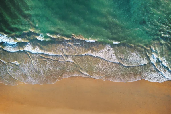 Vista aérea da praia com ondas rolando para a costa com cópia — Fotografia de Stock