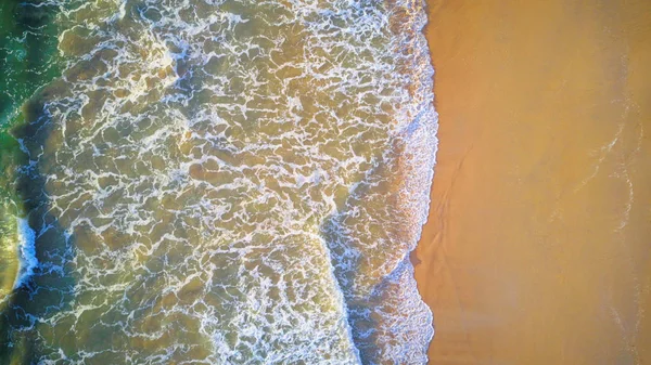 Vista aérea da praia com ondas rolando para a costa com cópia — Fotografia de Stock