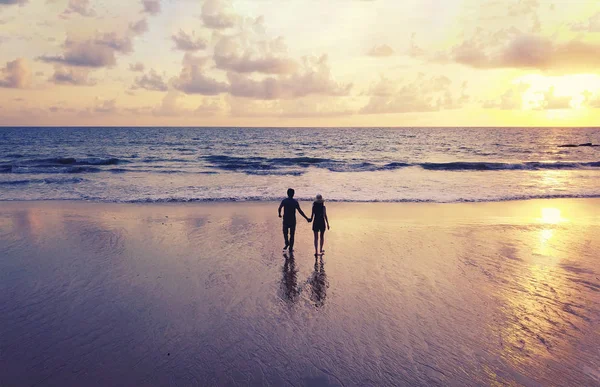 Gelukkig Aziatische paar dating op het strand tijdens reizen huwelijksreis t — Stockfoto