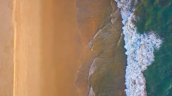 Vista aérea da praia com ondas rolando para a costa com cópia — Fotografia de Stock