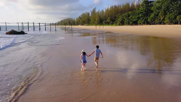 Seyahat balayı sırasında plajda uzanan Mutlu Asyalı çift t — Stok fotoğraf