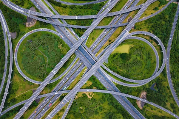 Widok z lotu ptaka na skrzyżach autostrad. Most drogowy kształt numer 8 lub — Zdjęcie stockowe