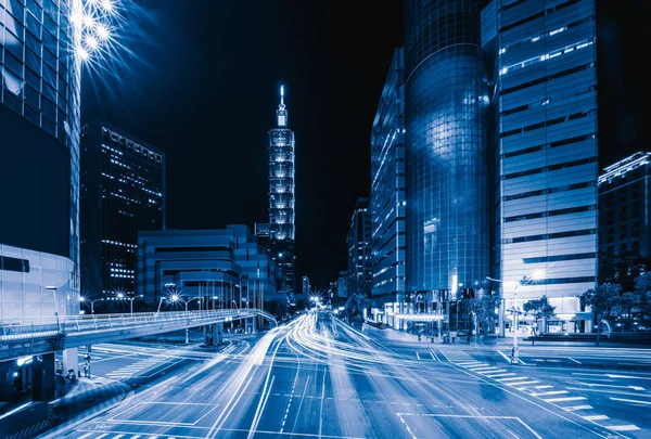 Vue aérienne de la jonction d'intersection avec le trafic automobile à Taipei — Photo