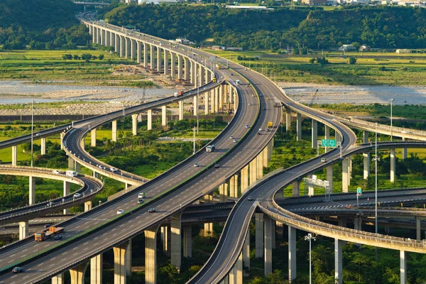 Vista aérea de carros que conduzem em rodovia complexa ou auto-estrada com t — Fotografia de Stock