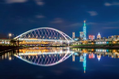 Şehir merkezinde Taipei köprüsünün yansıması, Tayvan. Finansal distr