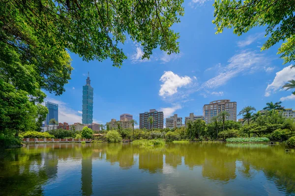 Taipei park garden and reflection of skyscrapers buildings. Fina — Stock Photo, Image