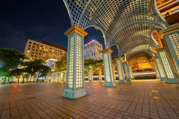 A passarela arqueada na cidade urbana, no centro de Taipei, Taiwan no nig — Fotografia de Stock