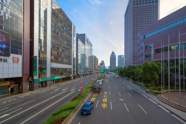 Kruising kruising met autoverkeer in Taipei Downtown, Taiw — Stockfoto