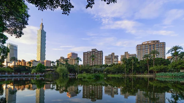 Taipei park bahçe ve gökdelenler binaların yansıması. Fina — Stok fotoğraf