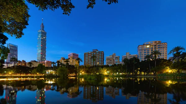 Taipei park bahçe ve gökdelenler binaların yansıması. Fina — Stok fotoğraf