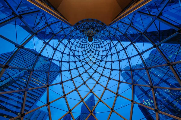 Spirala konstrukcji architektury budowlanej. Szklana fasada Desi — Zdjęcie stockowe