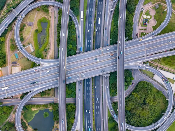 Εναέρια θέα των αυτοκινήτων που οδηγούν στις διασταυρώσεις των αυτοκινητοδρόμων. Δρόμοι γέφυρας w — Φωτογραφία Αρχείου