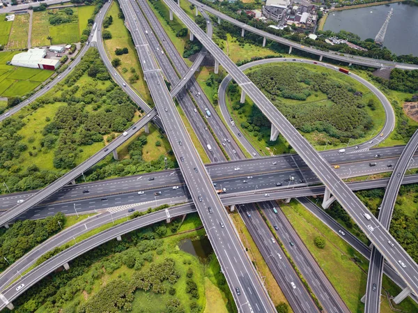 Widok lotniczy samochodów jazdy na skrzyżach autostrady. Drogi mostowe w — Zdjęcie stockowe