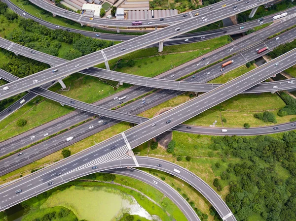 Vista aérea de los coches que conducen en los cruces de carreteras. Carreteras puente w — Foto de Stock