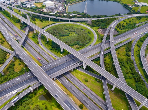 Εναέρια θέα των αυτοκινήτων που οδηγούν στις διασταυρώσεις των αυτοκινητοδρόμων. Δρόμοι γέφυρας w — Φωτογραφία Αρχείου