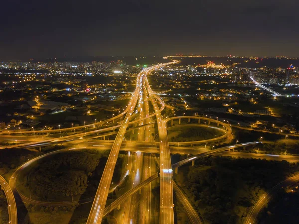 Vista aérea de carros dirigindo em cruzamentos rodoviários. Estradas de ponte s — Fotografia de Stock