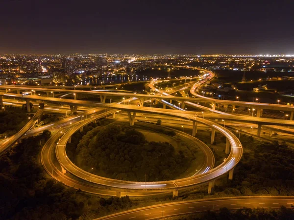 Luftaufnahme von Autos, die auf Autobahnkreuzen fahren. Brückenstraße — Stockfoto