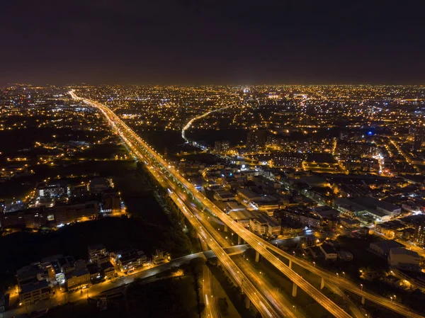 Luftaufnahme von Autos, die auf Autobahnkreuzen fahren. Brückenstraße — Stockfoto