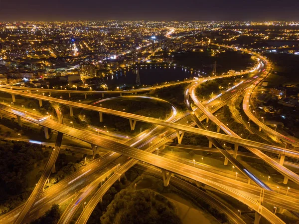 Luftaufnahme von Autos, die auf Autobahnkreuzen fahren. Brückenstraße — Stockfoto