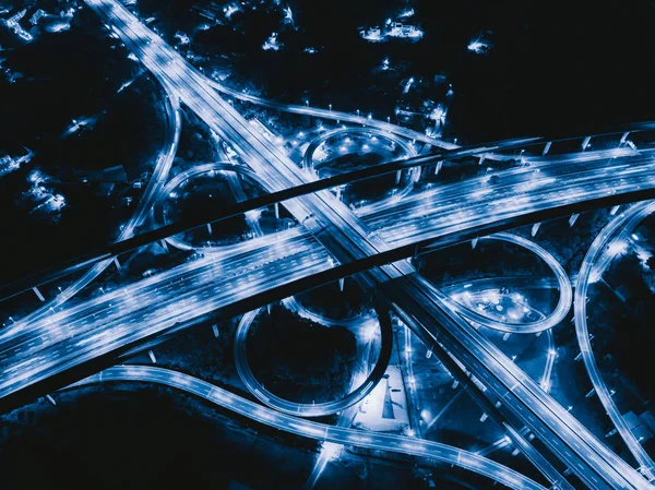 Вид з повітряного руху автомобілів на автомобільних розв'язок. Міст дороги с — стокове фото