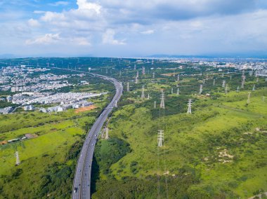 Indus'ta otoyolların ve yüksek gerilim metal direğinin havadan görünümü