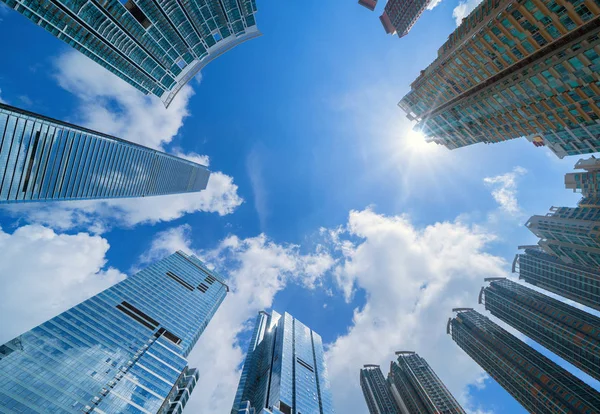 Blick nach oben auf moderne Bürogebäude. Finanzbezirk und Bu — Stockfoto