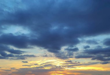 Soyut doğa arka plan. Turuncu colorf ile dramatik mavi gökyüzü