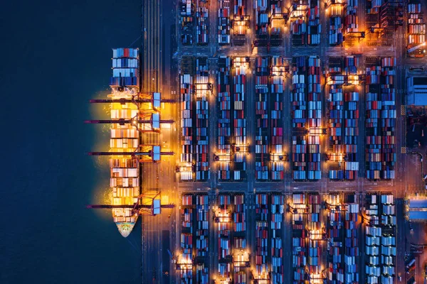 Вид зверху контейнерного вантажного судна в експорті та імпорті — стокове фото