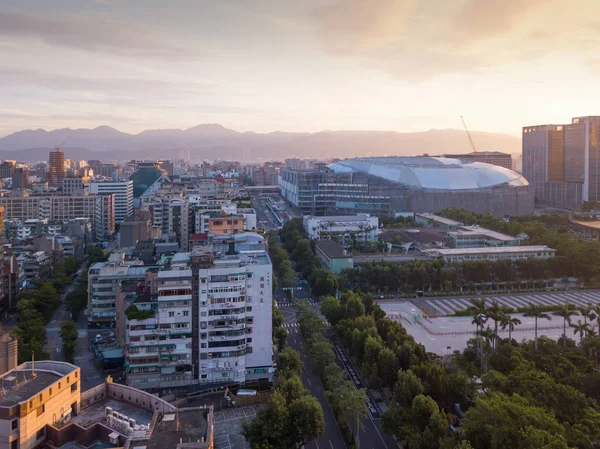 Flybilde av Taipei sentrum, Taiwan. Finansdistrikt og b – stockfoto