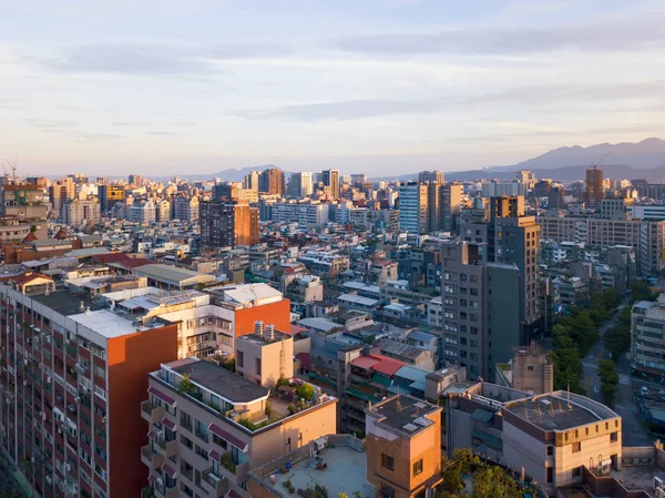 Flybilde av Taipei sentrum, Taiwan. Finansdistrikt og b – stockfoto